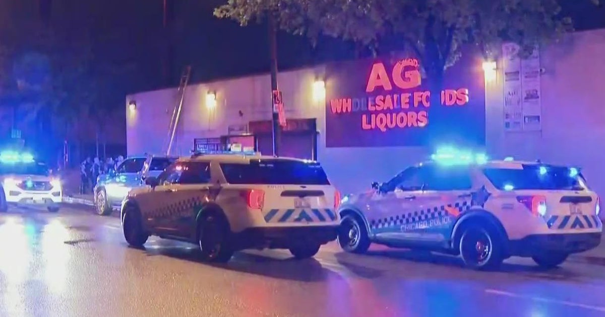 Man arrested while burglarizing Chicago South Side liquor store - CBS ...