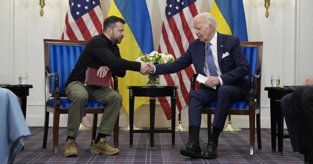 Байдън се извини на украинския президент Зеленски за спирането на военната помощ: „Все още сме в“