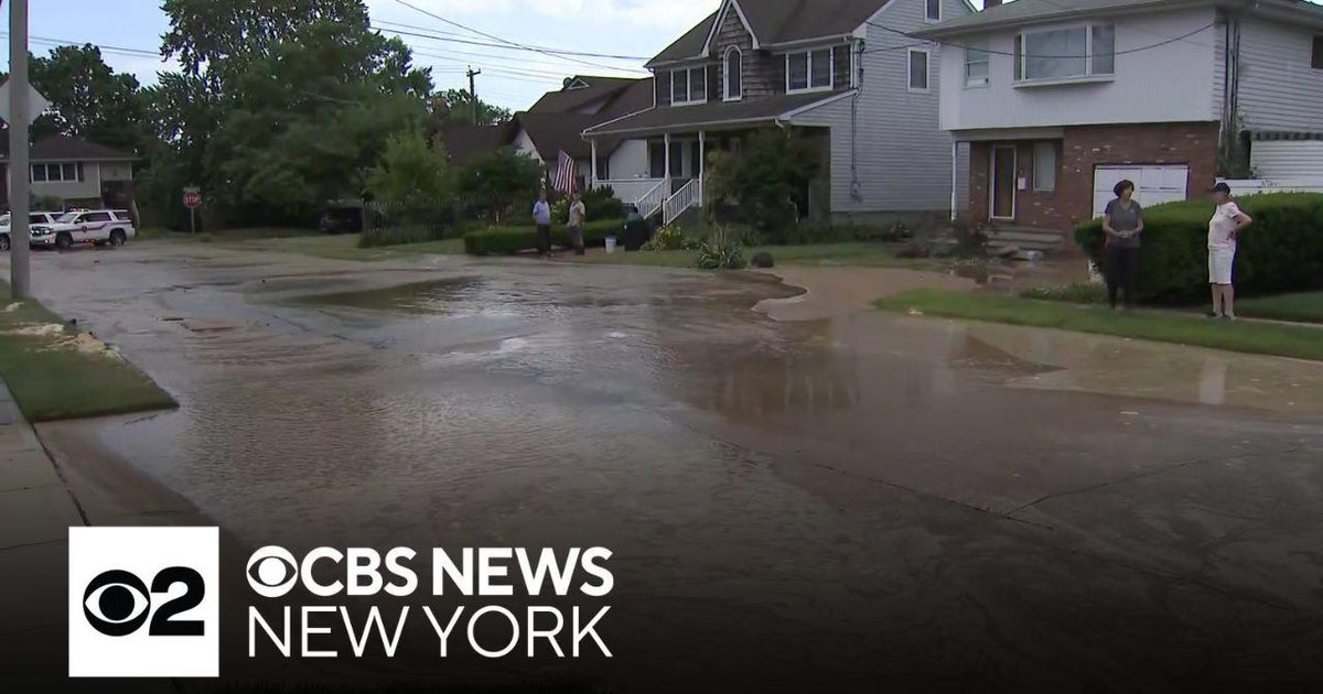 Crews working on water main break in Baldwin on Long Island - CBS New York