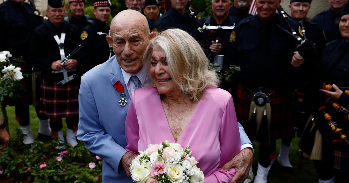 İkinci Dünya Savaşı gazisi, Normandiya'nın D-Day plajlarının yakınında evleniyor. Kendisi 100, gelini ise 96 yaşında