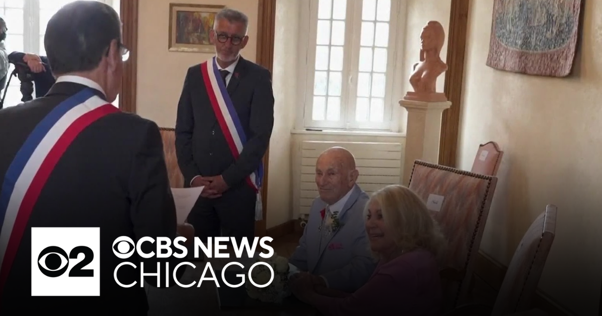 100 year old WWII veteran marries in Normandy - CBS Chicago