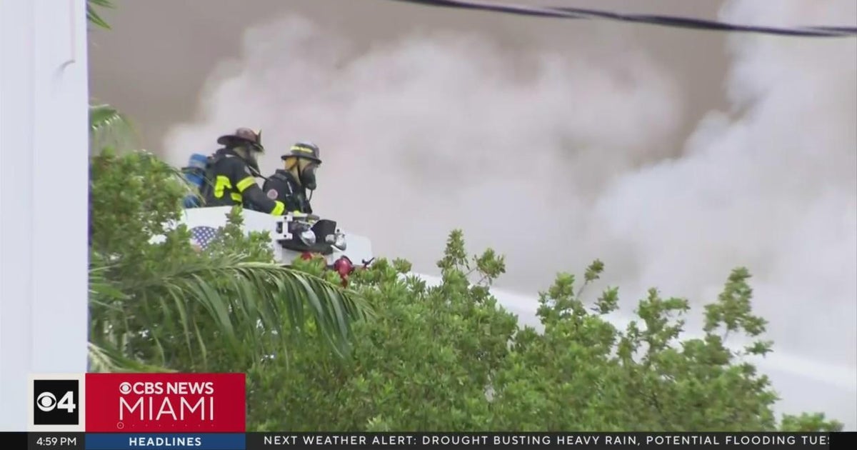 Firefighters battle 3-alarm fire at Miami apartment complex - CBS Miami