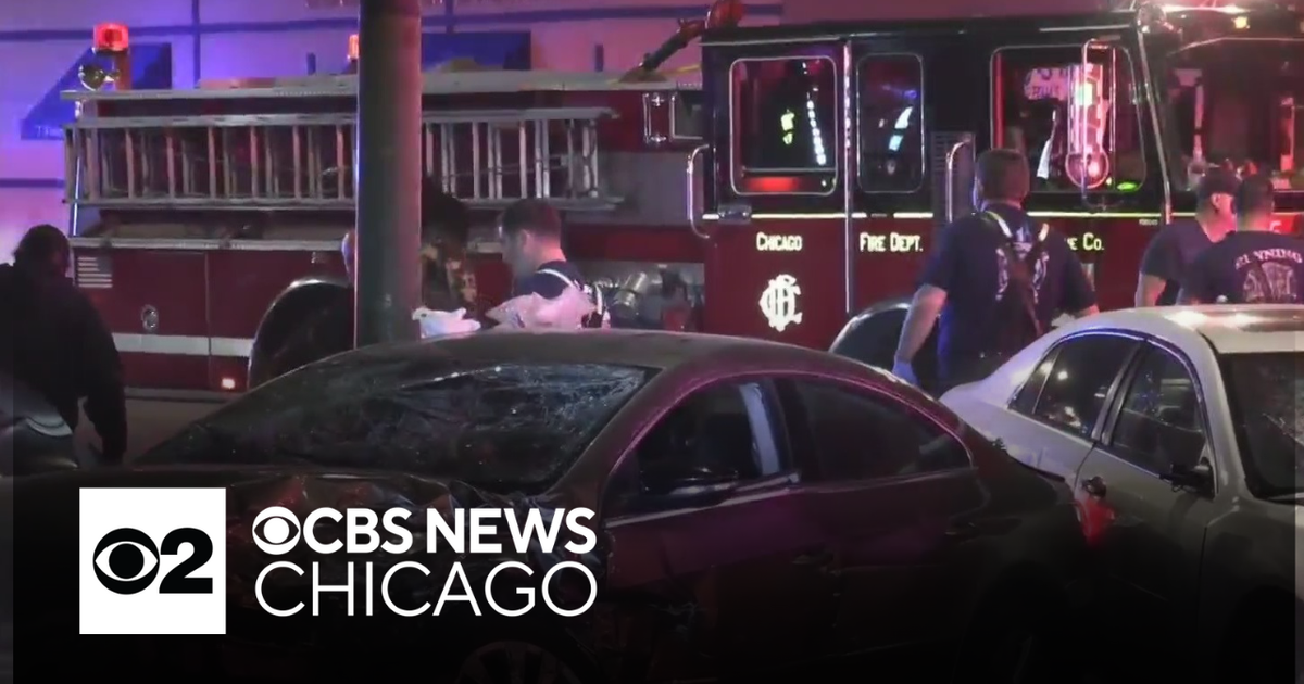Woman found dead near crash on Chicago's South Side - CBS Chicago