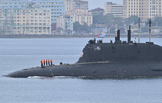 O submarino nuclear russo Kazan, parte do destacamento naval russo em visita a Cuba, chega ao porto de Havana em 12 de junho de 2024.