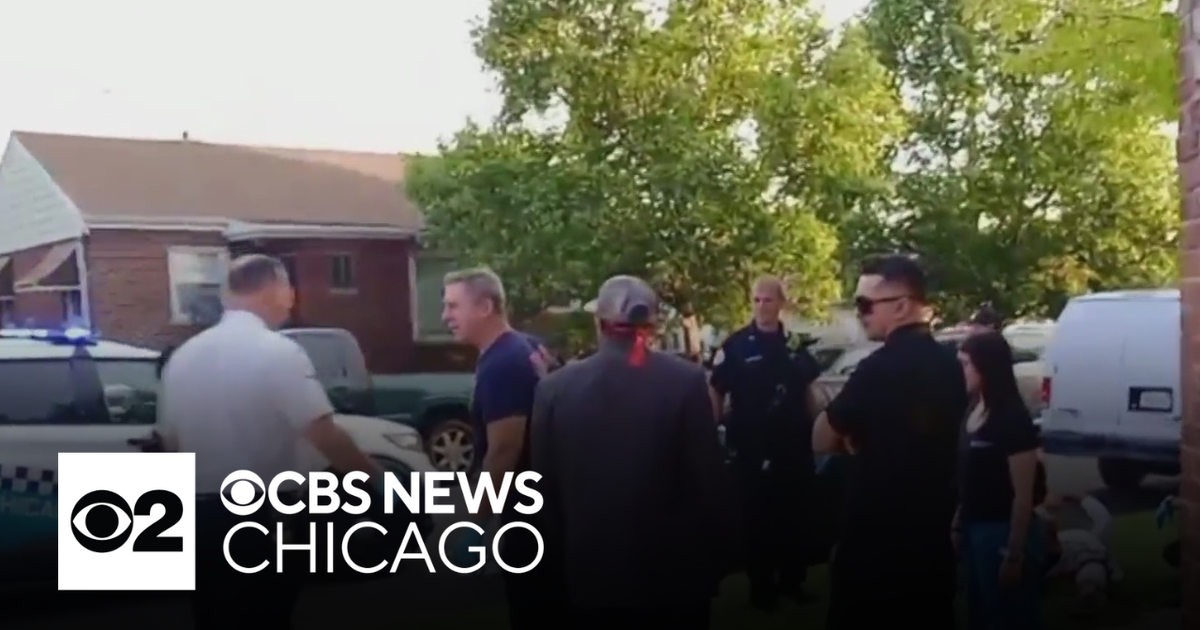 2 suspects arrested after SWAT standoff on Southeast Side - CBS Chicago