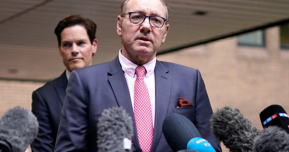 Schauspieler Kevin Spacey sagt, sein Haus am Wasser in Baltimore stehe vor der Zwangsvollstreckung und habe Millionenschulden Schauspieler Kevin Spacey sagt, sein Haus am Wasser in Baltimore stehe vor der Zwangsvollstreckung und habe Millionenschulden