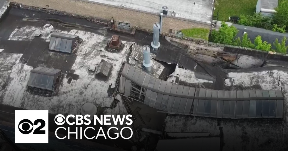 3 Chicago auto body shop workers survive major roof collapse - CBS Chicago