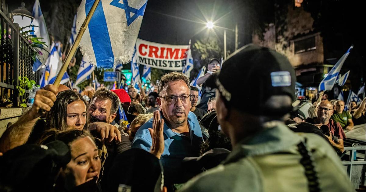Protesters march near Netanyahu's home, call for new elections and clash with police