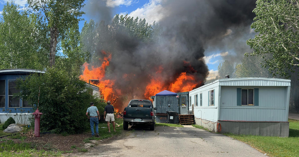 Small plane crashes into mobile home park, killing 2 onboard occupants