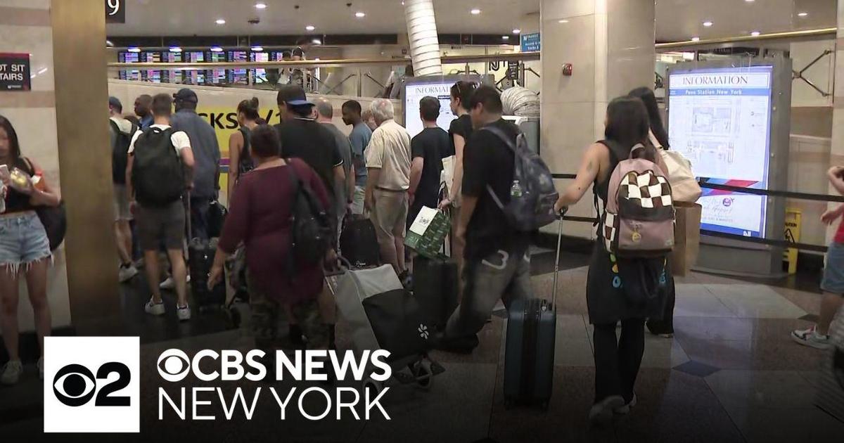 Delays linger into Friday evening commute at New York Penn Station - CBS New York