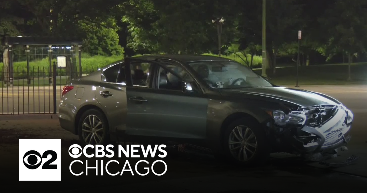 Woman shot, crashes car on Northwest Side - CBS Chicago
