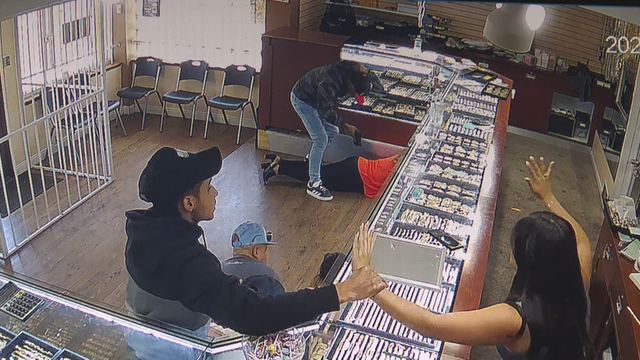 jewelry-store-robbery-5pkg-frame-2547.png 