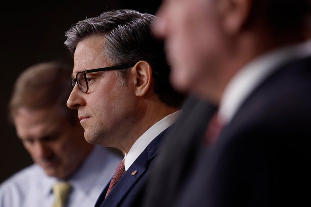 O presidente da Câmara, Mike Johnson, participa de uma coletiva de imprensa após uma reunião dos republicanos da Câmara no Capitólio dos EUA em 12 de junho de 2024 em Washington, DC.