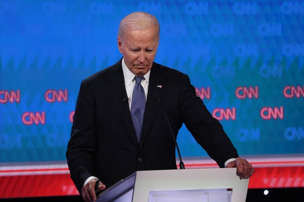 O presidente Joe Biden faz uma pausa durante o debate presidencial da CNN