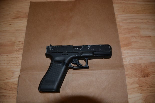 As autoridades dizem que um menino de 13 anos armado com uma réplica de arma foi baleado e morto pela polícia após uma perseguição no interior do estado de Nova York.