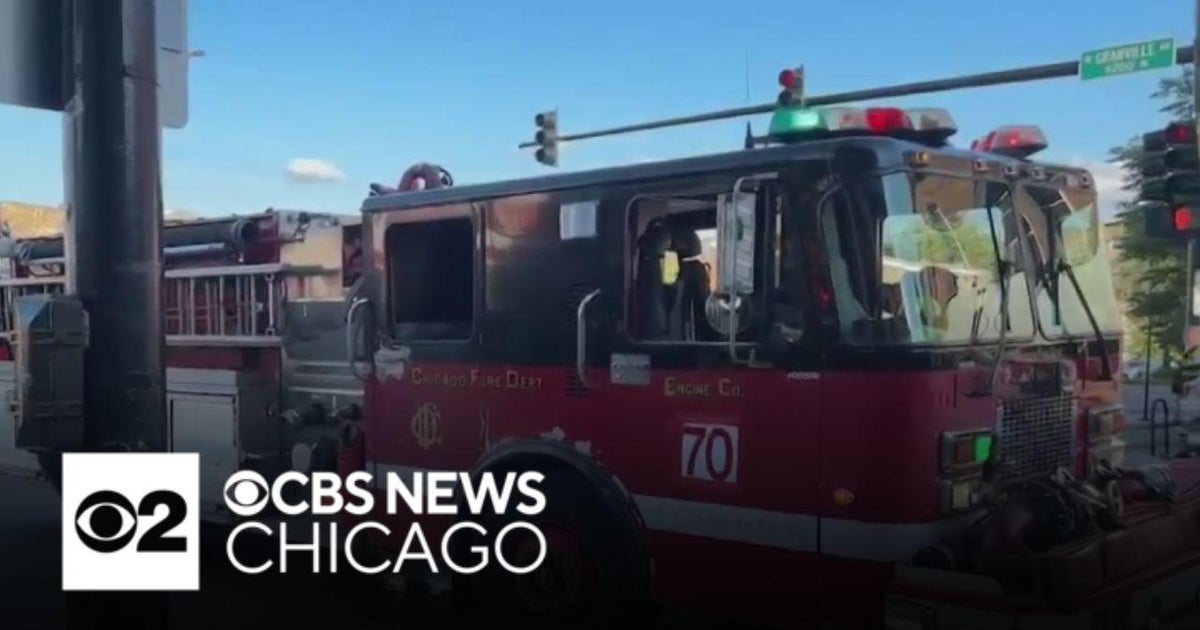 Car slams into restaurant on Chicago's North Side - CBS Chicago