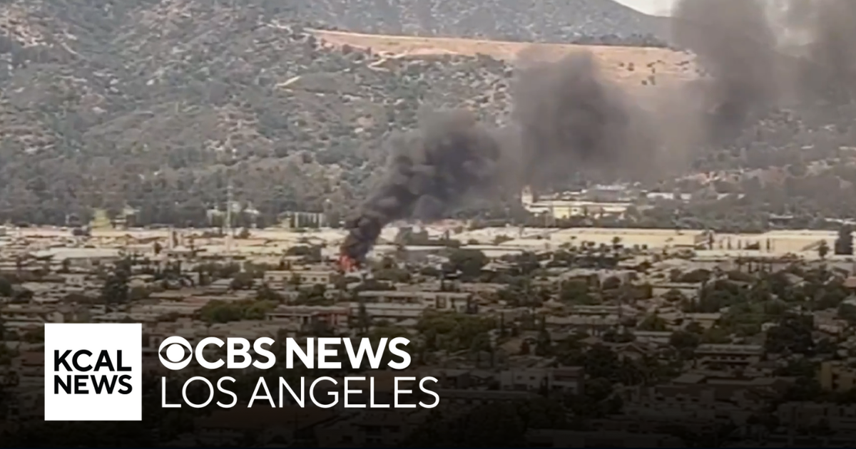 Fire destroys commercial building in Glendale - CBS Los Angeles