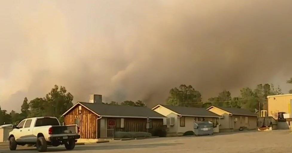 Dense smoke fills sky above Oroville as Thompson Fire fight continues