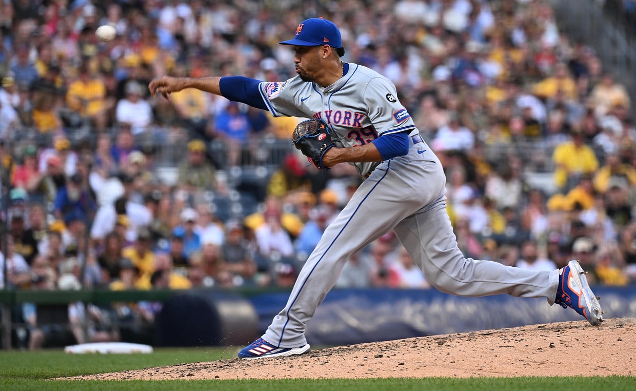 Edwin Du00edaz #39 of the New York Mets delivers a pitch in the ninth inning during the game against the Pittsburgh Pirates at PNC Park on July 6, 2024 in Pittsburgh, Pennsylvania. 