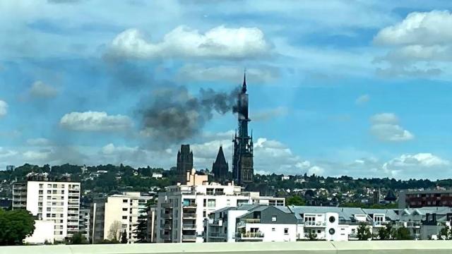 rouen-cathedral-fire.jpg 