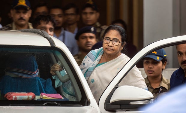 A ministra-chefe de Bengala Ocidental, Mamata Banerjee, chega a Mumbai