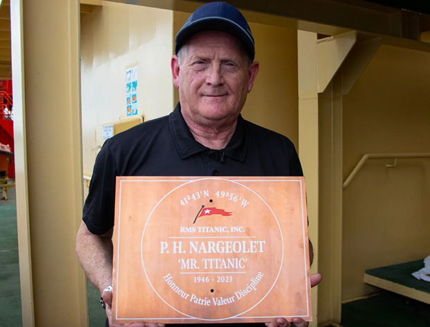 Rory Golden diz que a placa comemorativa do PH será colocada verticalmente sobre o sedimento.