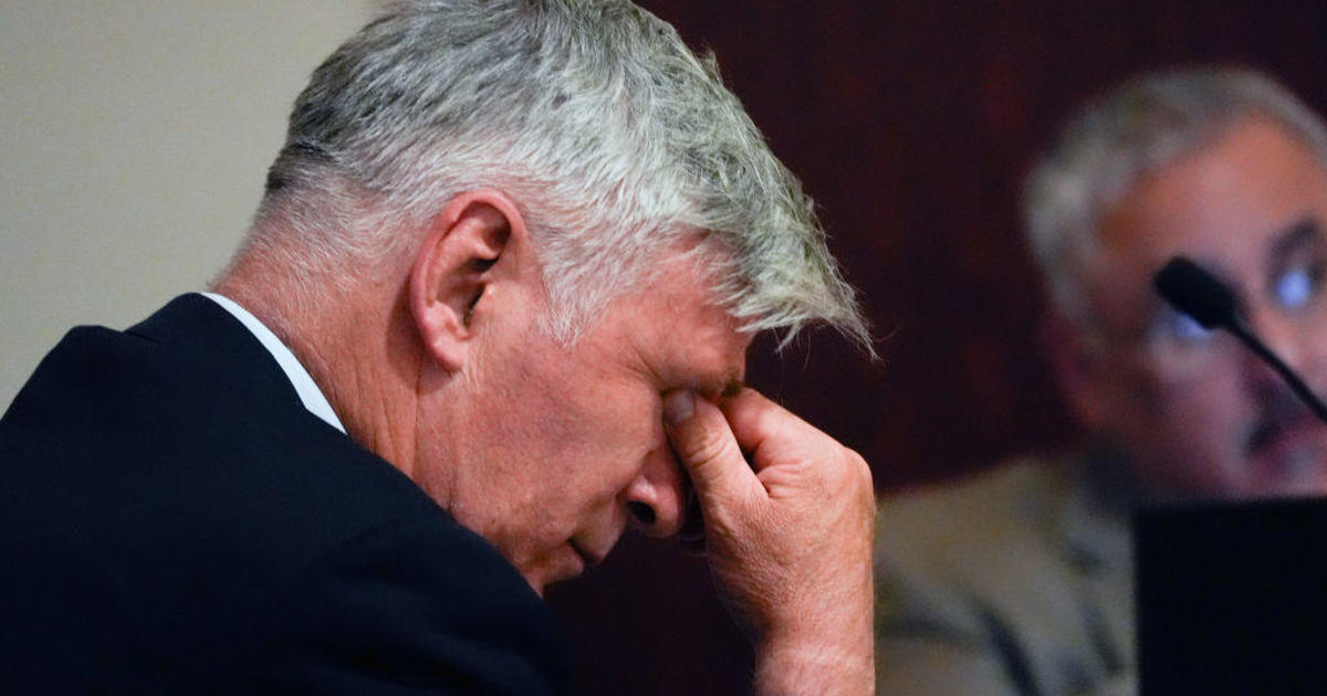 Alec Baldwin's involuntary manslaughter case dismissed in "Rust" shooting