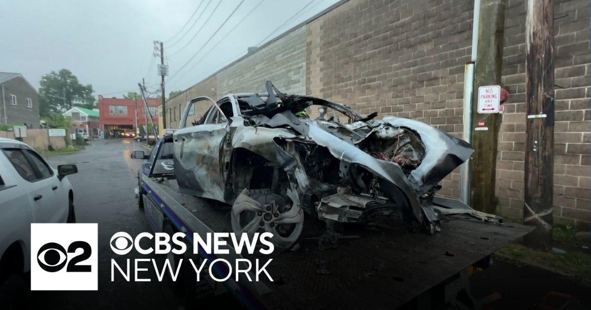 New Rochelle parking lot crash leaves 1 dead - CBS New York