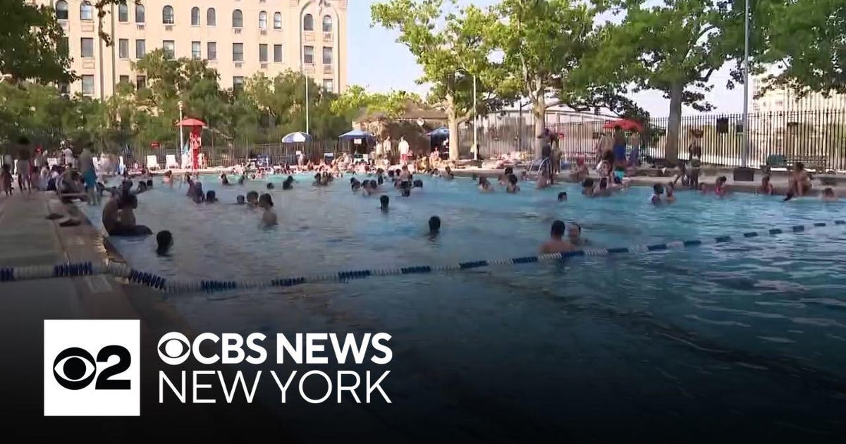 NYC officials warn of heat dangers - CBS New York