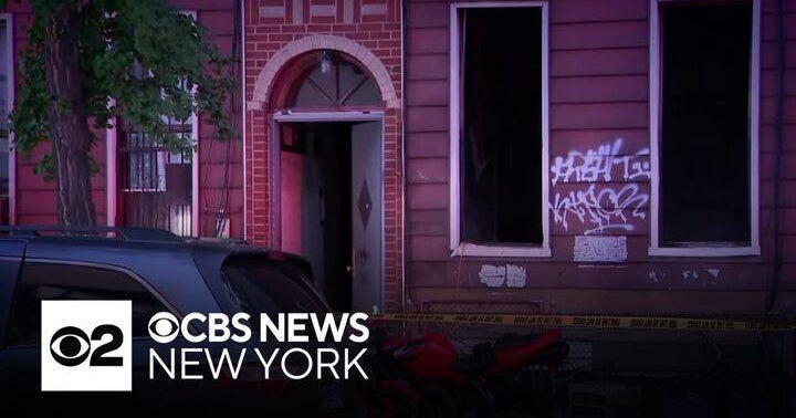 Nearly a dozen hurt in Brooklyn apartment fire - CBS New York