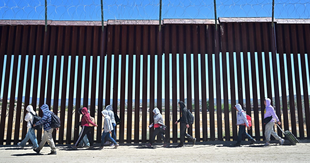 Göçmen geçişleri azalmaya devam ediyor ve Biden'ın sınır baskısını artıracak seviyeye yaklaşıyor