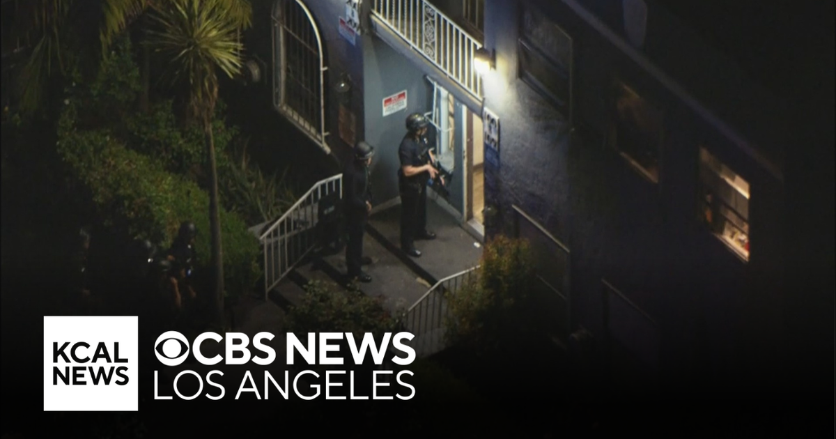 SWAT heading to South LA apartment complex after suspect points gun at ...