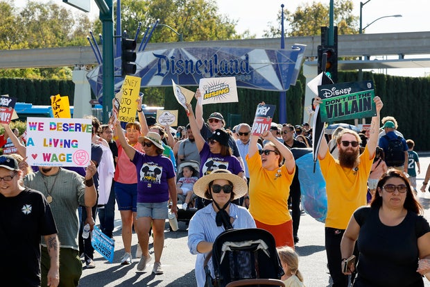 Mais de 400 membros do elenco da Disney fazem manifestação do lado de fora da entrada principal da Disneylândia antes da votação de autorização da ULP Strike