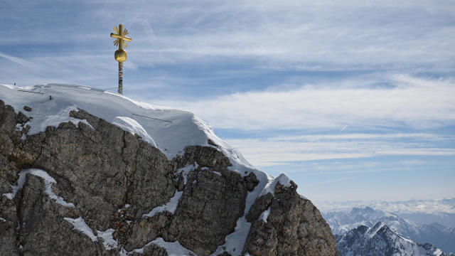 The Zugspitze summit cross is being straightened 