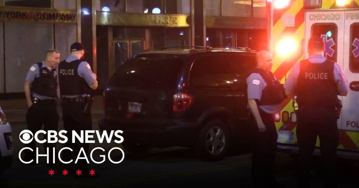 Four people beat and rob man in the Loop - CBS Chicago