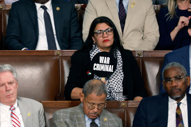 Rep. Rashida Tlaib holds "war criminal" sign during Benjamin Netanyahu's  speech to Congress - CBS Detroit