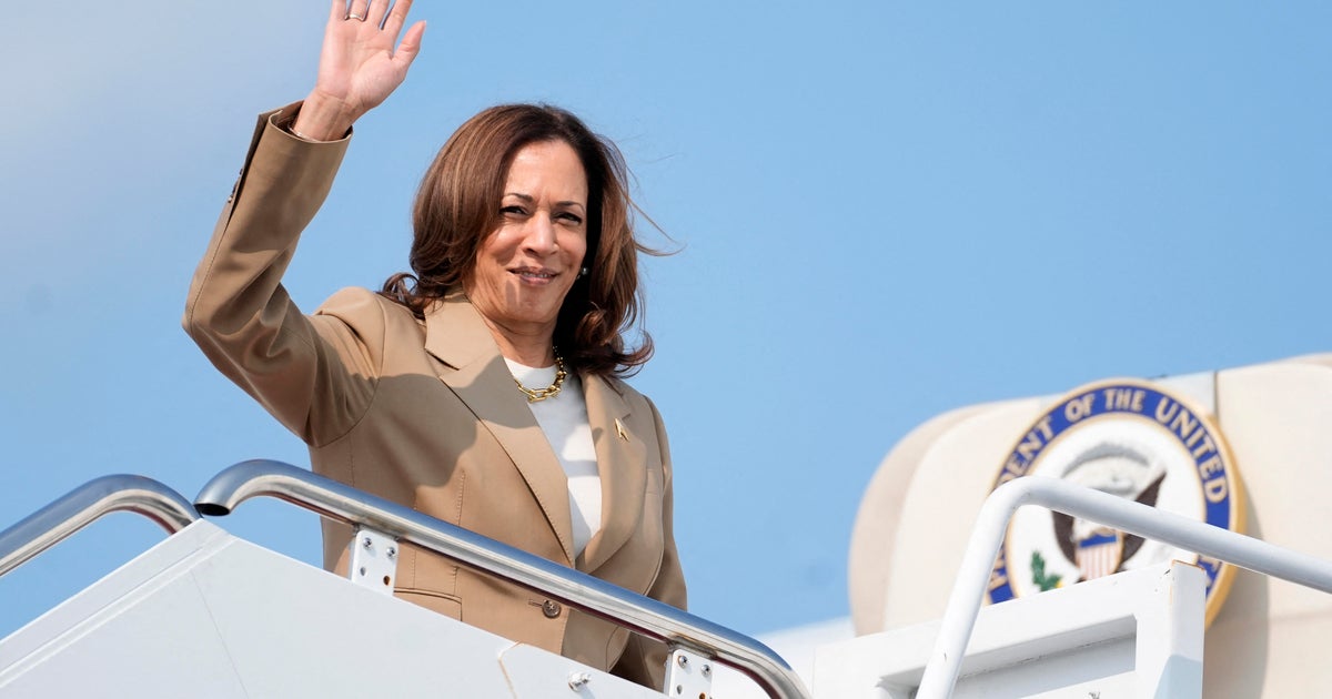 Kamala Harris'in kampanyası ilk haftada 200 milyon dolar topladığını söylüyor