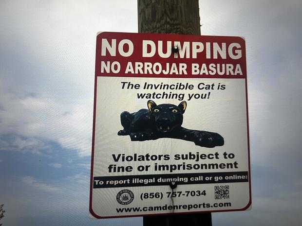 A sign that says in English and Spanish, no dumping. Violators subject to fines or imprisonment. 