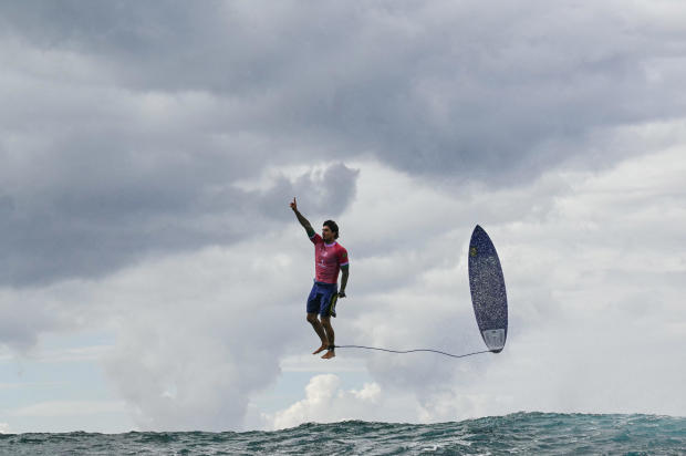 TOPSHOT-SURFING-OLY-PARIS-2024 