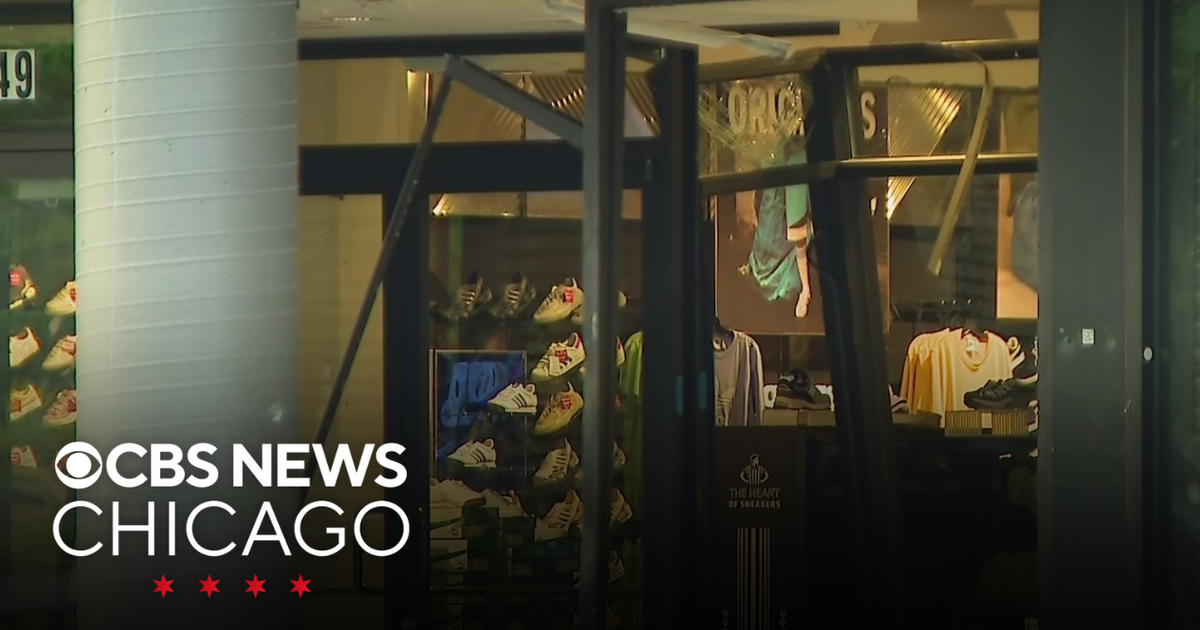 Apparent smash-and-grab thieves caught on CBS Chicago cameras - CBS Chicago