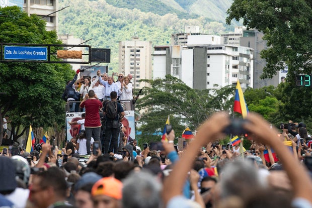 Apoiadores da oposição protestam contra a reeleição de Nicolás Maduro