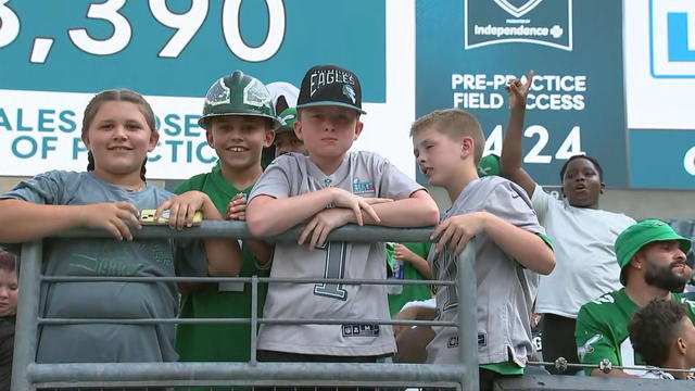 Kids watch Philadelphia Eagles open practice at Lincoln Financial Field 