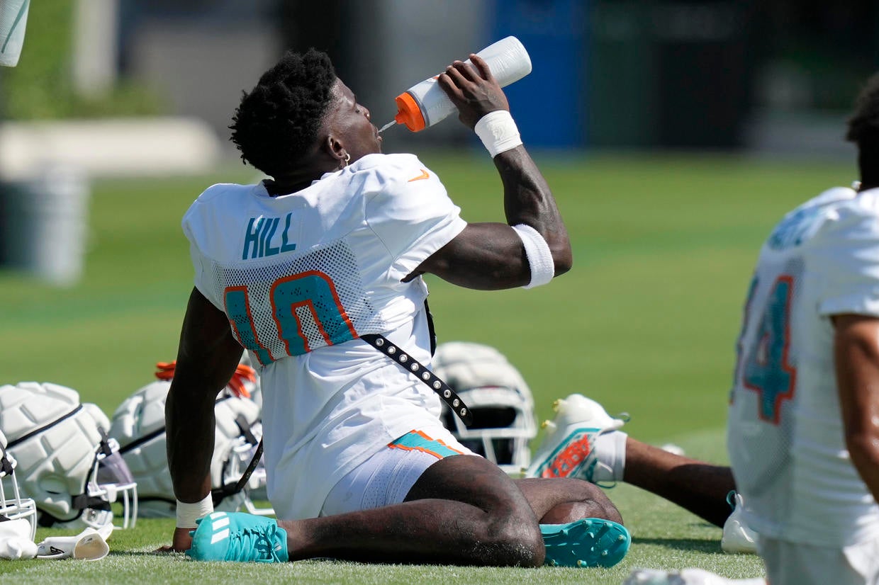 Dolphins Receiver Tyreek Hill Agrees To Restructured Contract With $65 ...