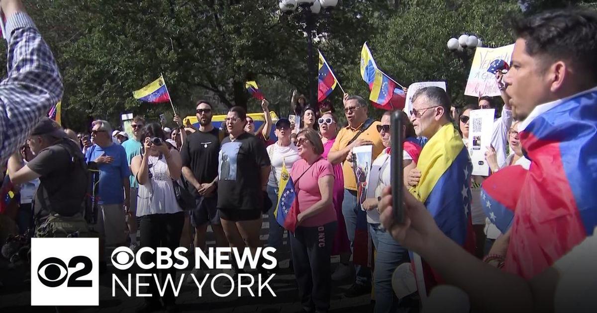 Hundreds protest Venezuelan election results in Union Square - CBS New York