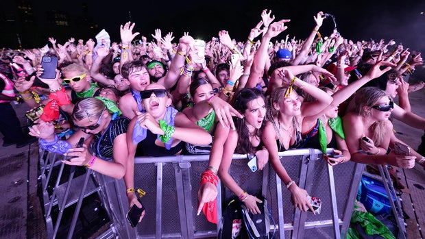 jake-barlow-lolla-d2-perry-stage-crowd-1-1920.jpg 