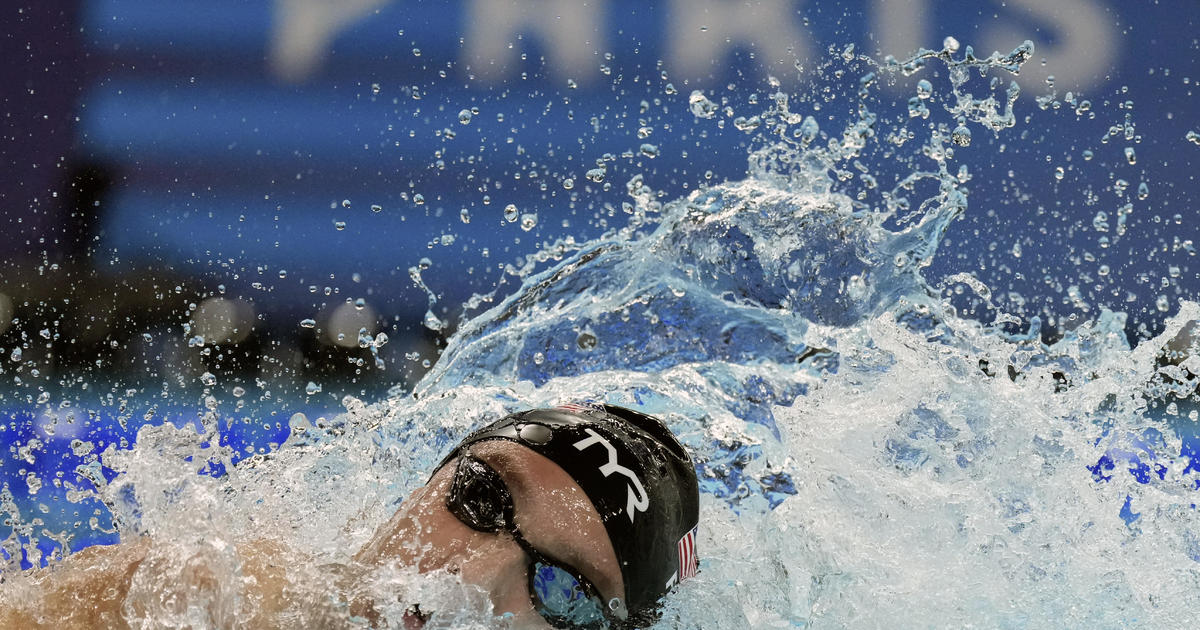 U.S. swimmer Bobby Finke wins Olympic gold, sets record in 1,500-meter freestyle