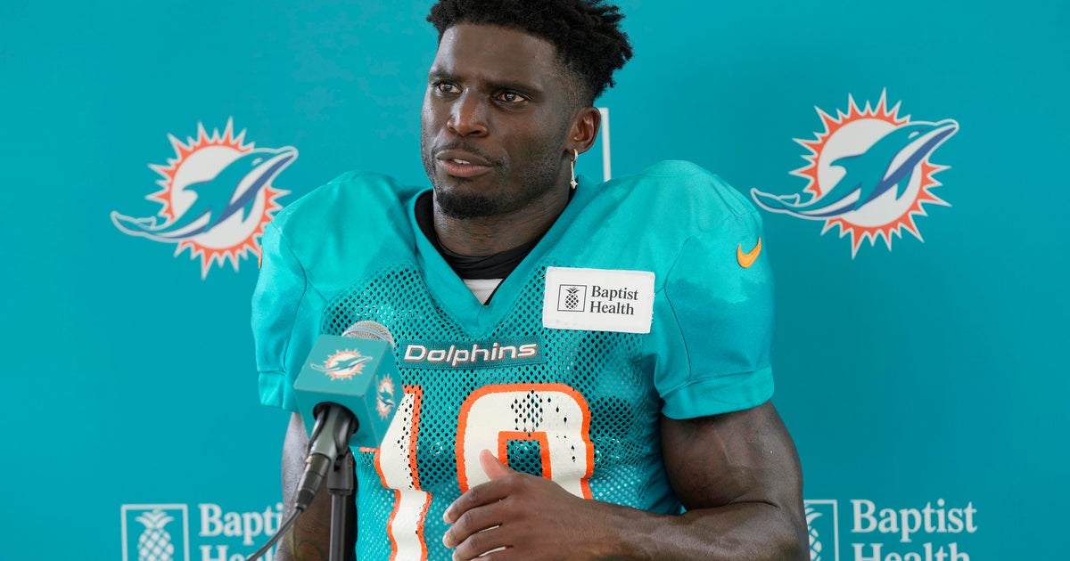 Tyreek Hill catches long touchdown pass in Dolphins-Falcons joint practice Tyreek Hill catches long touchdown pass in Dolphins-Falcons joint practice