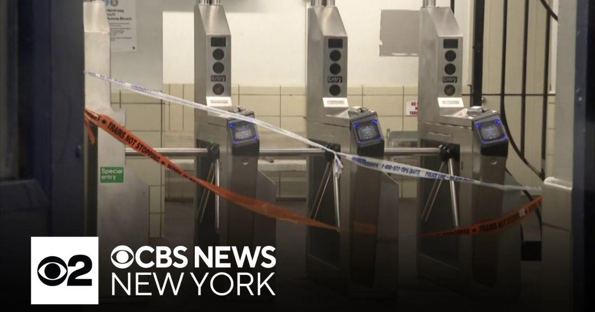 1 in custody after double stabbing in Queens - CBS New York