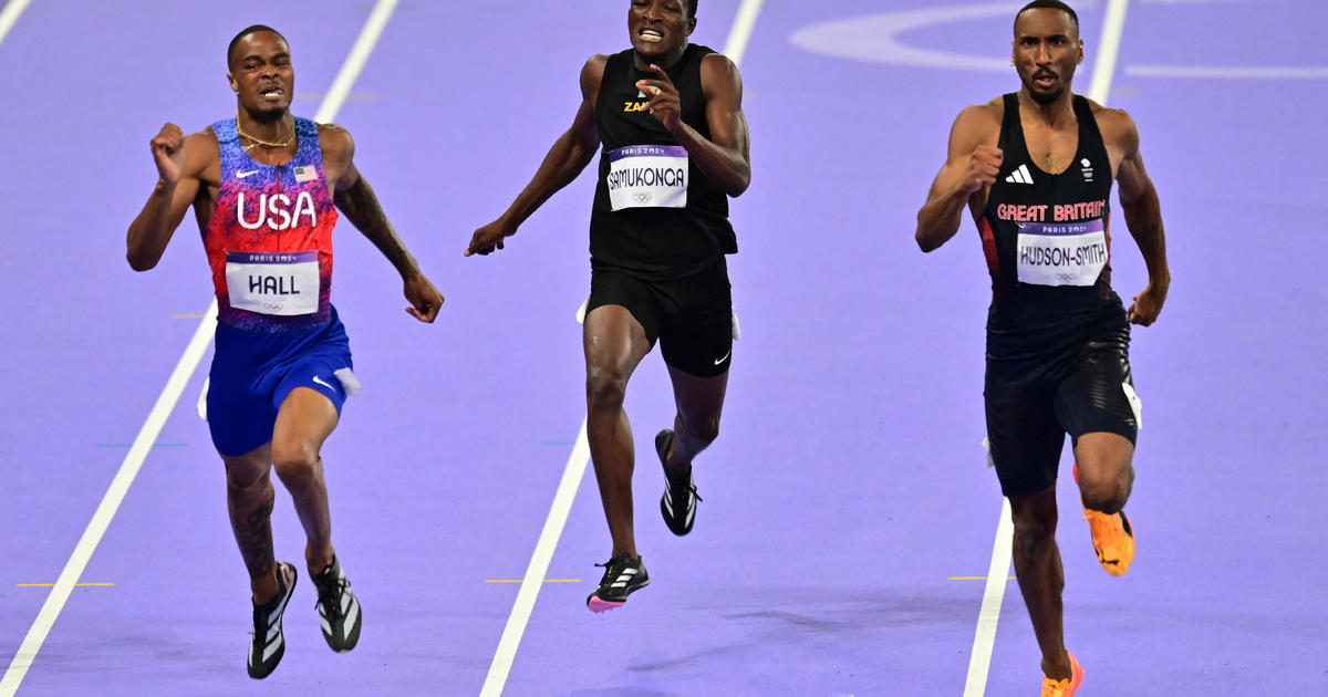 Der Amerikaner Quincy Hall schlägt in der letzten Etappe drei Konkurrenten und gewinnt die olympische Goldmedaille im 400-Meter-Lauf.