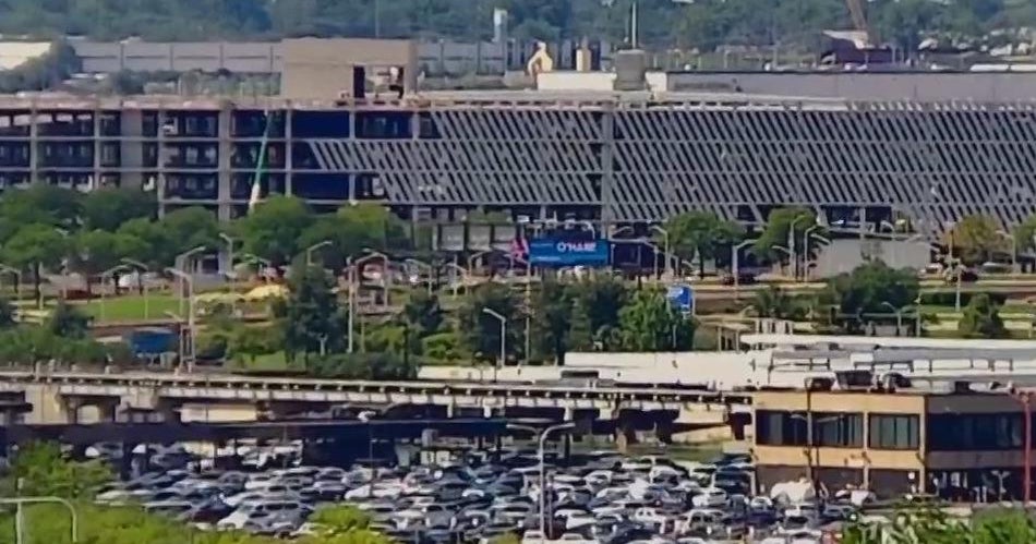 Woman dies in baggage area at Chicago's O'Hare Airport - CBS Chicago